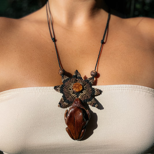 Amazonian Vine Necklace – Emerald Frog